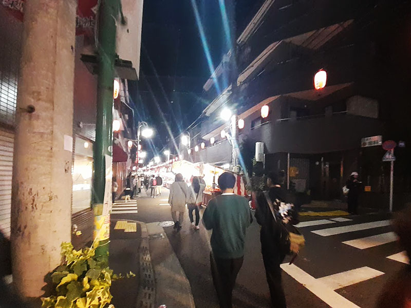 活気のある夜の商店街