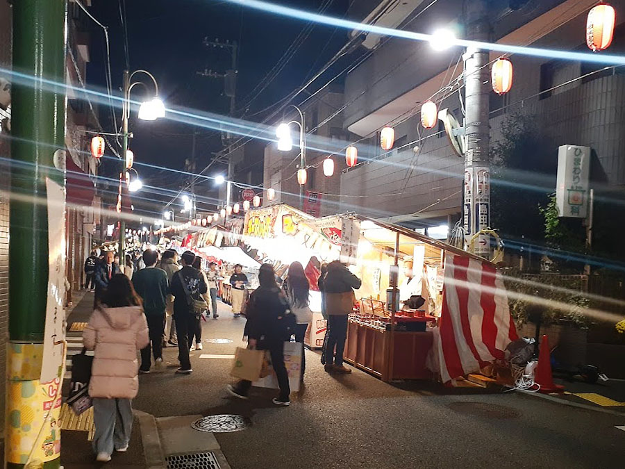 奥の方までずっと続く夜店